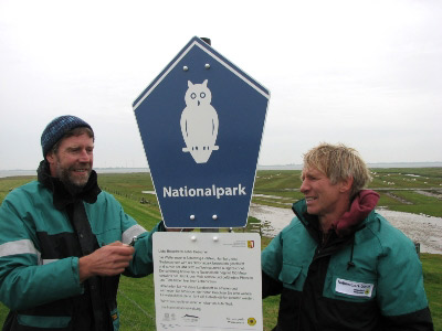 Weiße Eule mit blauem Hintergrund – neues Erkennungs-Schild für den Nationalpark Wattenmeer