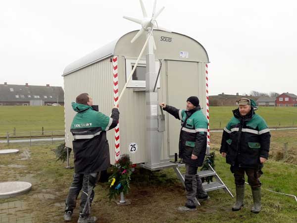Bauwagen der LKN.SH Wasserbauer nutzt Windenergie
